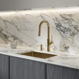 Omnires BEND bateria kuchenna z wyciąganą wylewką, mosiądz szczotkowany BE6455BSB